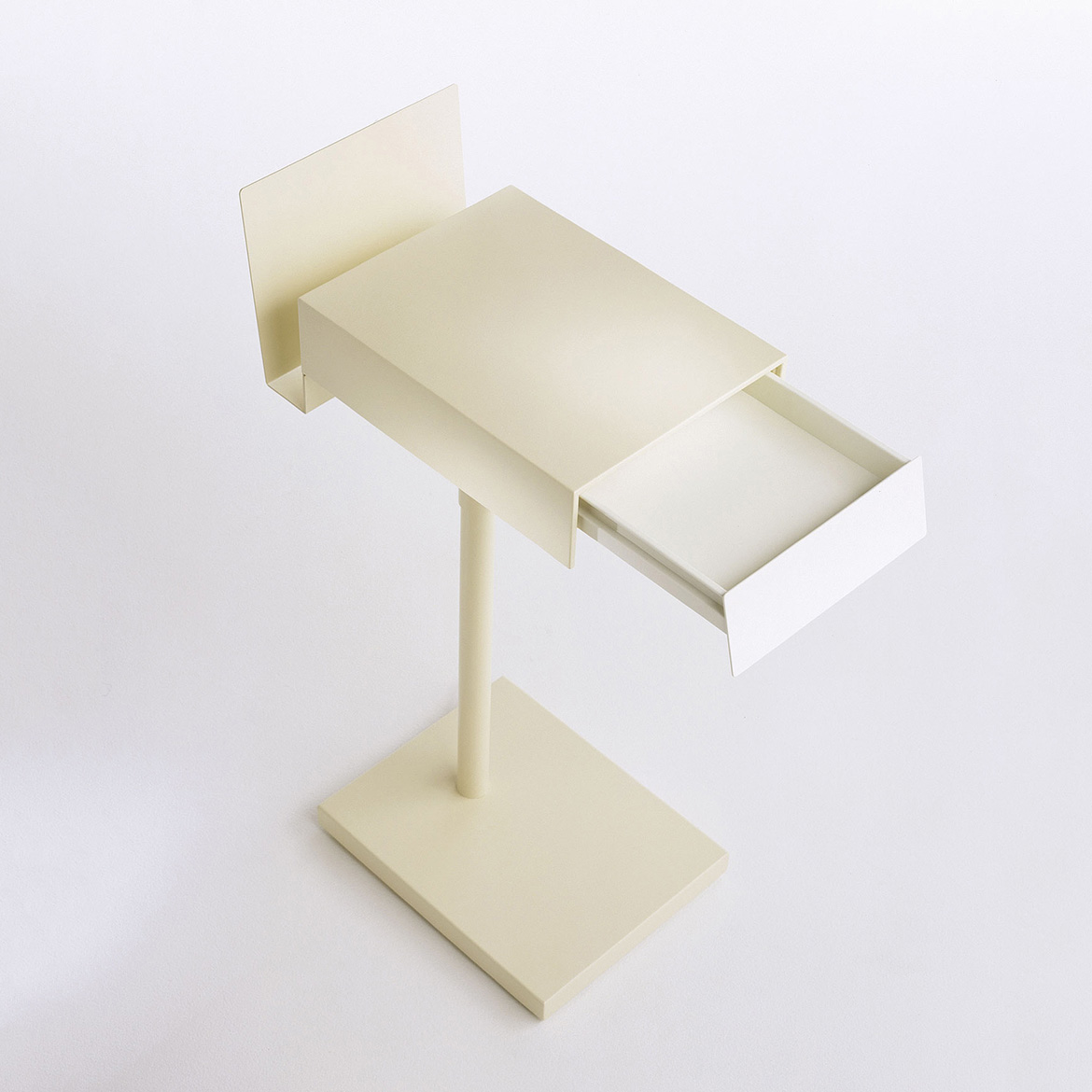 Cassina_IXC_Ubiq_sidetable_2